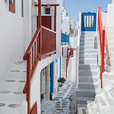 דירה White And Grey Chora