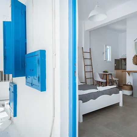 דירה White And Grey Chora